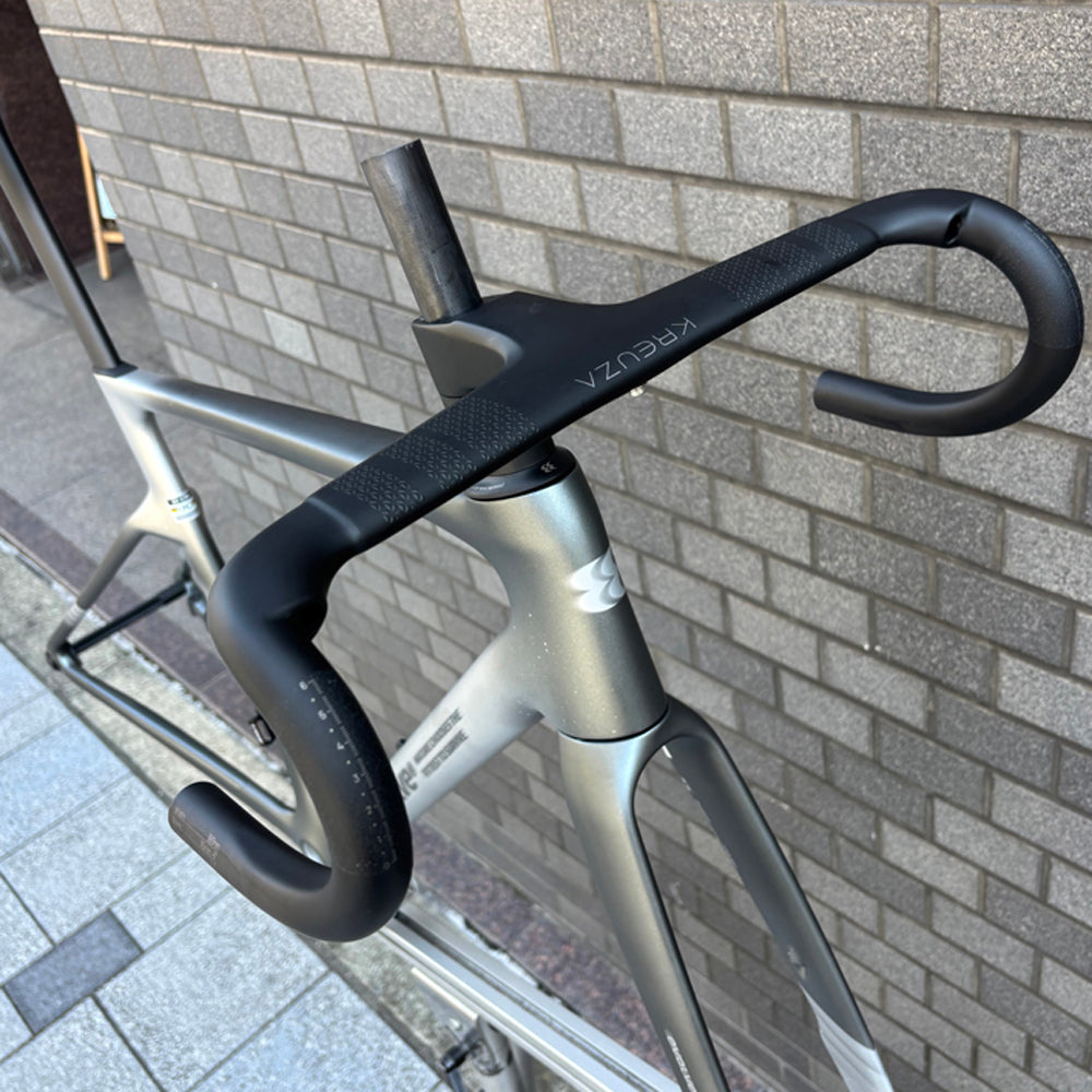 Evolve CIMA ハンドル、シートポスト付属