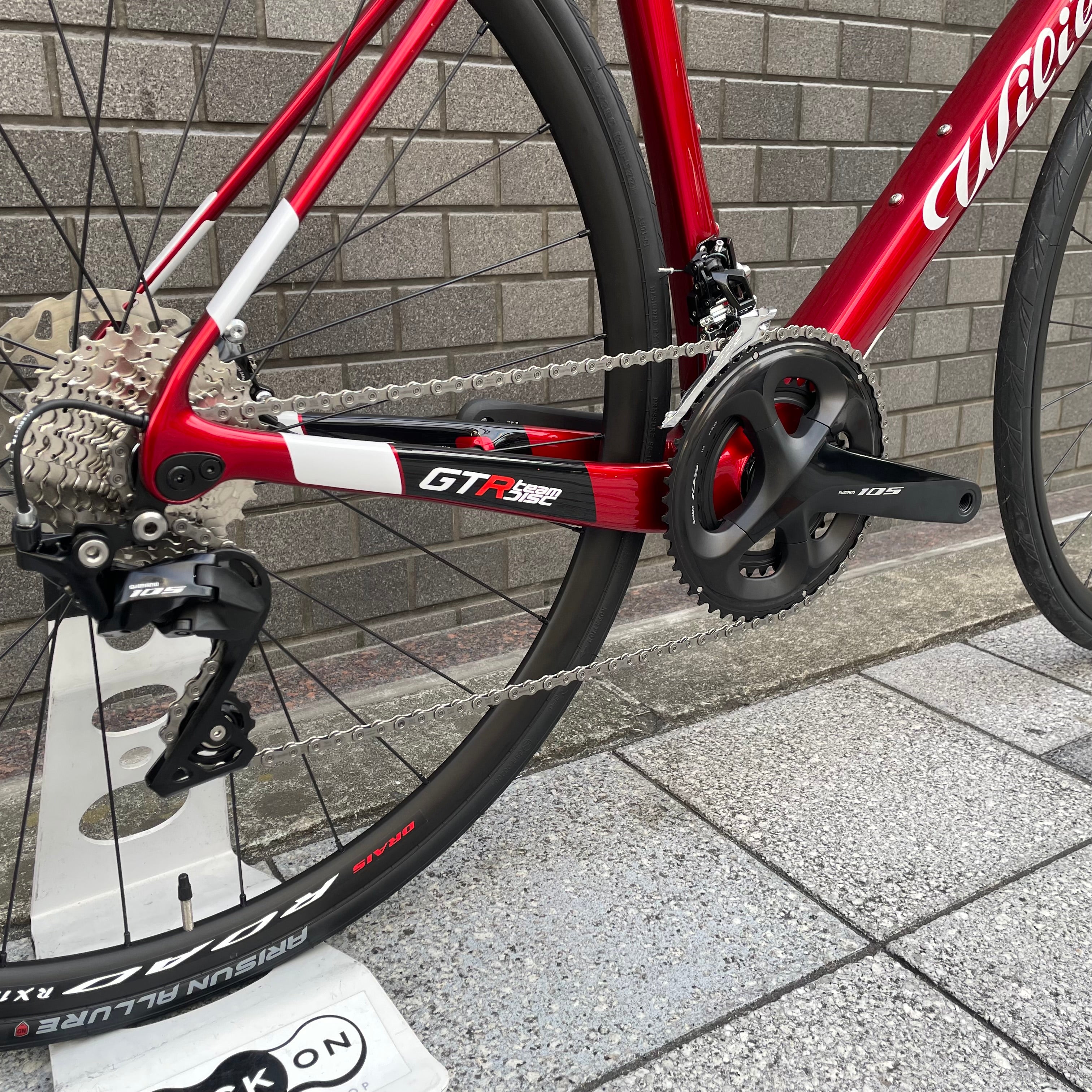 wilier gtr team disc 油圧機械式105完成車 レーシング400 ウィリエール GTR-Team Disc 約30万円の油圧ディスクブレーキ完成車を